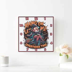 Hexe, die bei Dämmerung auf einem Besen nachdenkt Quadratische Wanduhr