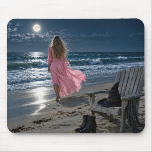 Hexe, die ein rosa Kleid auf einem mondbeschienene Mousepad