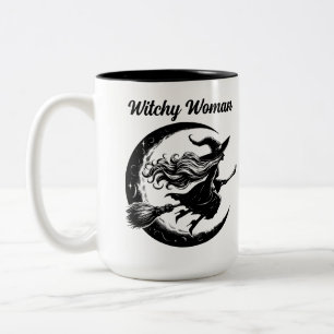 Hexe, die eine zweiteilige Tasse im Zimmer fliegt