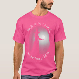 Hexe, die Mondmagie hält, ist überall T-Shirt