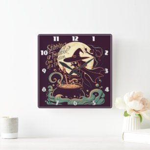 Hexe, die unter einem glühenden Mond Tränke erscha Quadratische Wanduhr