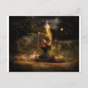 Hexe führt magische Circle-Zauber aus Postkarte