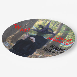 Hexe in einer Panik in der Woods Fun Halloween Pappteller