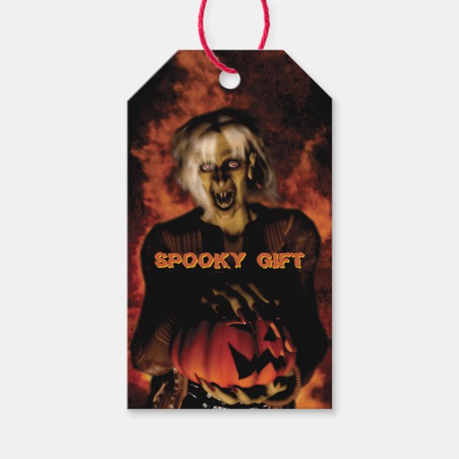 Hexe mit Kürbis gewischt. Halloween Geschenkanhänger (Vorderseite)