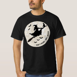 Hexe und Katze fliegen auf einem Besen T-Shirt