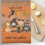 Hexe Way Halloween Orange Geschirrtuch<br><div class="desc">Karo dieses niedlichen Halloween knallorange "Witch way Is the Kitchen?" KITCHEN TOWEL mit Monstern und einer Katze,  die einen Besen fliegt. Alle Texte erlauben eine Anpassung. Sie können das glückliche Halloween in Ihren Namen oder Familiennamen ändern. Dies ist ein Teil der Halloween-Monster-Sammlung. Karo der Auflistung für passende Elemente.</div>
