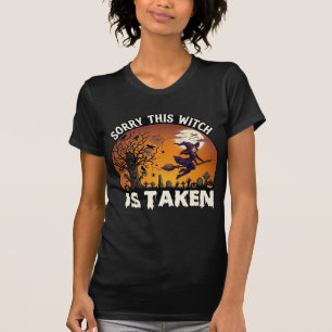 Hexe wird Besen Baum Friedhof Halloween_1 T-Shirt