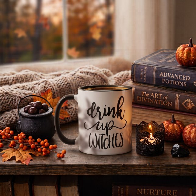 Hexen mit handgeschriebenem Halloween trinken Tasse (Brew up some fun with this Drink Up Witches funny Halloween script quote design. )