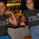 Hexen sind Sippin' Halloween Bachelorette Oktober T-Shirt<br><div class="desc">Dieses Design wurde mit digitaler Kunst erstellt. Sie können den Stil dieses Shirts ändern, indem Sie Mehr > unter der Option Stil auswählen. Es kann personalisiert werden, indem Sie auf die Schaltfläche Anpassen klicken und die Farbe ändern, einen Namen, Initialen oder Ihre Lieblingswörter hinzufügen. Kontaktieren Sie mich unter colorflowcreations@gmail.com ,...</div>