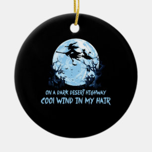 Hexenfahren bricht auf dunklen Wüstenwegen Keramik Ornament