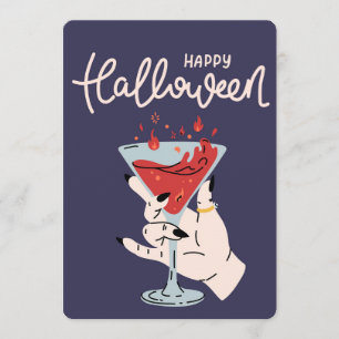 Hexenhand hält flammendes rotes Halloween-Cocktail Feiertagskarte