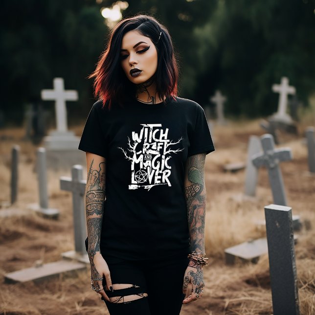 Hexenhandwerk- und Magieliebhaber-Design T-Shirt (Von Creator hochgeladen)