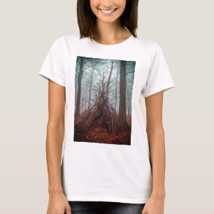 Hexenhaus im Wald mit Nebel T-Shirt