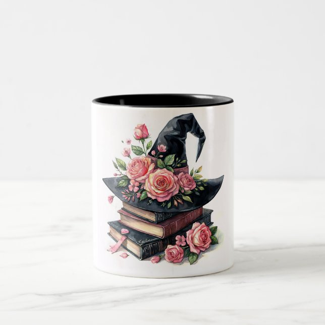 Hexenhutbuchstapel mit rosa Rosen Zweifarbige Tasse (Mittel)