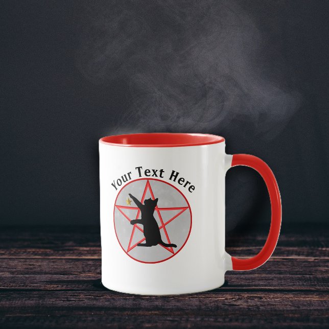 Hexenkatze auf Pentagram Grau im Kreis Tasse (Halloween black cat on red pentagram in circle on grey with gold star on coffee or tea mug.)