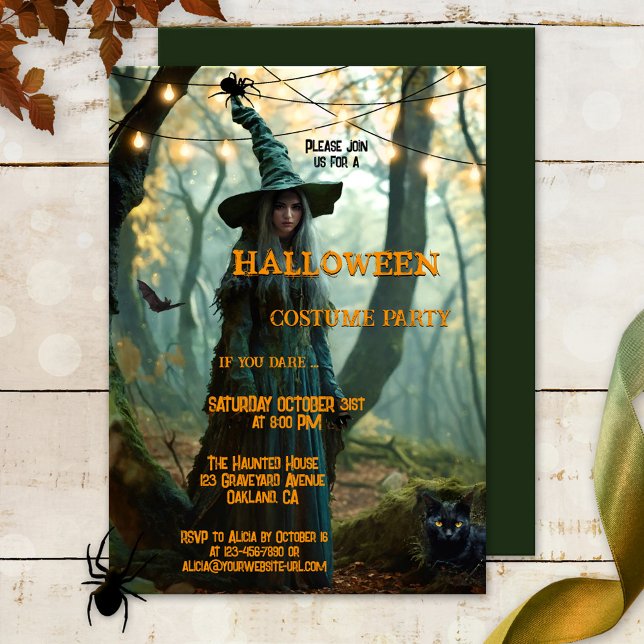 Hexenkostüm-Party Einladung (Halloween costume party invitation featuring a wicked witch in a mysterious forest with a black cat)