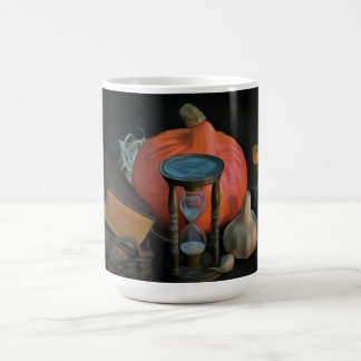 Hexenobjekte auf einem Tisch in einem dunklen Raum Kaffeetasse