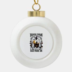Hexenpapa Halloween Besen kaputt Vintage Grafik_1 Keramik Kugel-Ornament