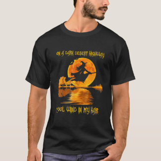 Hexenreiten brüllt auf einem dunklen, sonnigen Hal T-Shirt