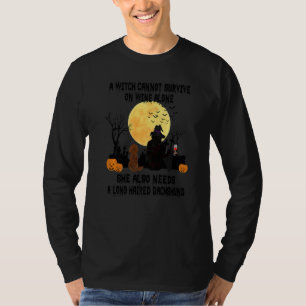 Hexenwein und langhaariger Dachshund-Halloween T-Shirt