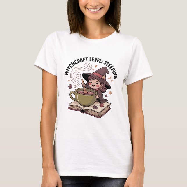 Hexerei-Ebene: Steeping — Gemütliche TeeHexe T-Shirt (Vorderseite)