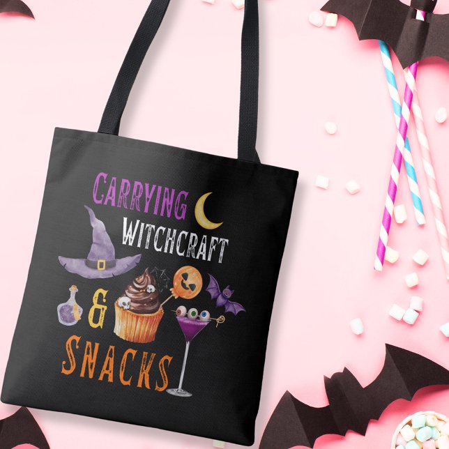Hexerei & Snacks Witziges Halloween-Totenbeutel (Carrying Witchcraft and Snacks Halloween Tote Bag)