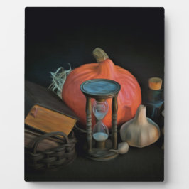 Hexereiobjekte auf einem Tisch in einem dunklen Ra Fotoplatte