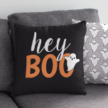 Hey Boo Orange Black Funny Halloween Ghost Kissen<br><div class="desc">Modernes und niedliches Halloween-Kissendesign mit orangefarbenen und weißen Schriftzeichen und einem kleinen Geisterakzent.</div>