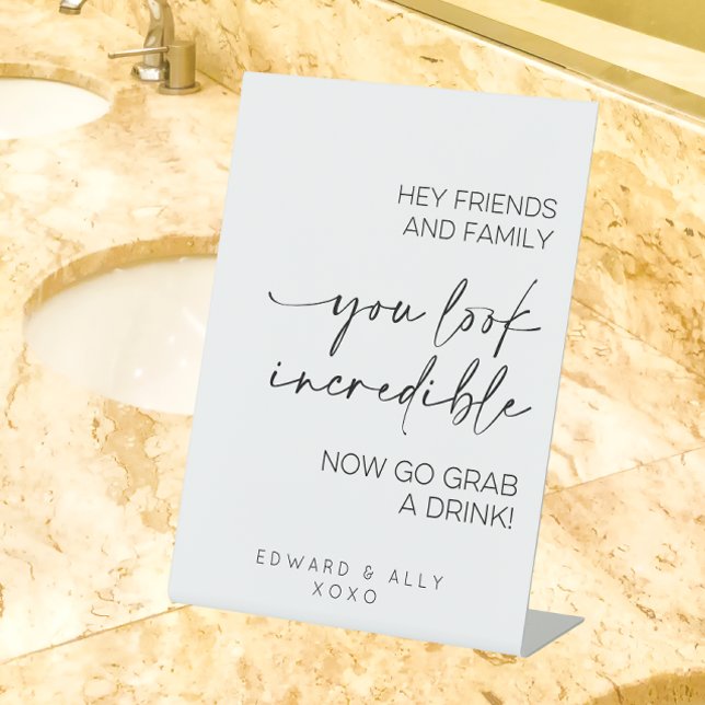 Hey Freunde und Familie, du siehst unglaublich aus Sockelschild (Von Creator hochgeladen)