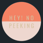 Hey! Kein Peeking Runder Aufkleber<br><div class="desc">Moderne rote und rosa Farbblockmarken,  die "Hey! Kein Peeking".</div>