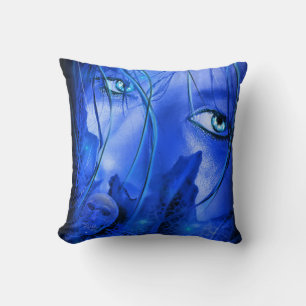 HIDDEN ANGST BLAUE MÄDCHEN MIT SKULKÜHL KISSEN