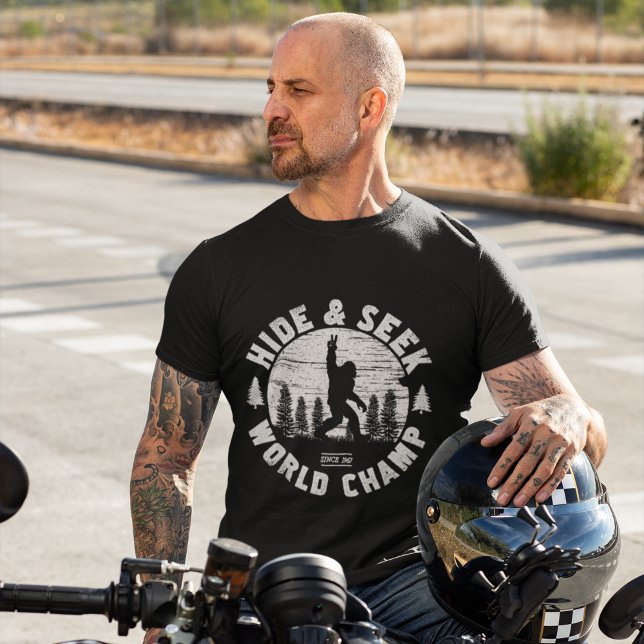 Hide and Seek World Champ Funny Big Foot T-Shirt (Von Creator hochgeladen)