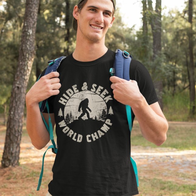 Hide and Seek World Champ Funny Big Foot T-Shirt (Von Creator hochgeladen)