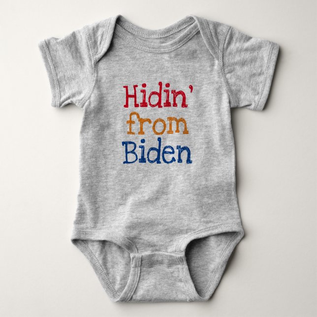 Hidin' von Biden Funny Baby Baby Strampler (Vorderseite)