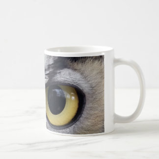 "Hier betrachtet Sie", die Kunst von Steven-Wolf Tasse