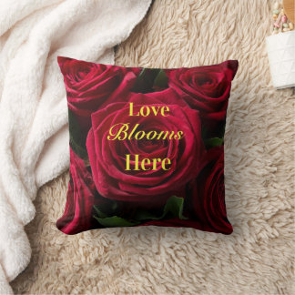 Hier blüht Liebe Burgunderrote Rosen Wurfkissen Kissen
