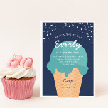 Hier ist die Scoop Ice Cream Cone Kid Birthday Par Einladung<br><div class="desc">Mit den feierlichen Eis-Einladungen in einer sommerlichen Farbpalette können Sie Ihre kleine Geburtstagsfeier feiern. Das moderne Design umfasst einen Waffelkonus mit einer Kugel aus türkisfarbenem aquamarinem Eis mit einem Gewölbe "Hier ist die Kugel" über der Decke,  und die Details der Geburtstagsparty Ihres Kindes darunter.</div>
