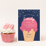 Hier ist die Scoop Ice Cream Cone Kid Birthday Par Einladung<br><div class="desc">Mit den feierlichen Eis-Einladungen in einer sommerlichen Farbpalette können Sie Ihre kleine Geburtstagsfeier feiern. Das moderne Design umfasst einen Waffelkegel mit einer Kugel aus rosa Eis mit einem Gewölbe "Hier ist die Kugel" über der Oberseite,  und die Details zu den Geburtstagsfeiern Ihres Kindes darunter.</div>