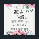 Hier ist zu Starke Frauen Zitat Wasserfarbenflora Magnet<br><div class="desc">Das inspirierende Zitat 'Here's to Strong Woman',  das in einem schönen Aquarellpinke und einem grauen Blumendesign eingeschlossen ist. Schickt eine kleine Liebe an jede Frau/jedes Mädchen in eurem Leben. Feiern Sie den Internationalen Frauentag! Liebliches Hochzeitsgeschenk,  Jubiläumsgeschenk,  Geburtstagsgeschenk,  Brautjunggeschenk.</div>