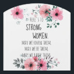 Hier ist zu Starke Frauen Zitat Wasserfarbenflora Türschild<br><div class="desc">Das inspirierende Zitat 'Here's to Strong Woman',  das in einem schönen Aquarellpinke und einem grauen Blumendesign eingeschlossen ist. Schickt eine kleine Liebe an jede Frau/jedes Mädchen in eurem Leben. Feiern Sie den Internationalen Frauentag! Liebliches Hochzeitsgeschenk,  Jubiläumsgeschenk,  Geburtstagsgeschenk,  Brautjunggeschenk.</div>