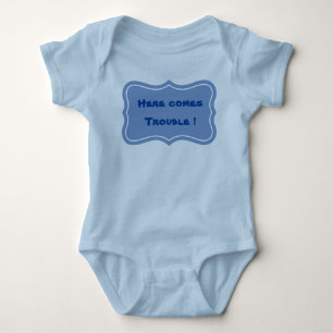 Hier kommt Ärger! Baby Bodysuit T - Shirts