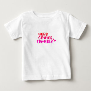 Hier kommt Ärger Baby T-shirt