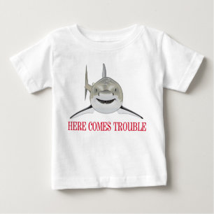 Hier kommt Ärger Baby T-shirt