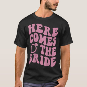 Hier kommt Bride Groovy Groom Verlobt Mrs. Bachelo T-Shirt