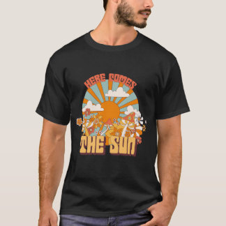 Hier kommt das Sun Retro Design T-Shirt