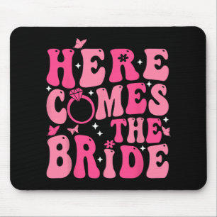 Hier kommt der Junggeselinnen-Abschied von Bride P Mousepad