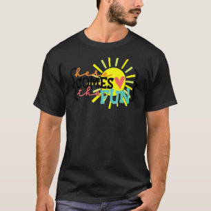 Hier kommt der lustige Lehrer Schüler letzten Tag T-Shirt