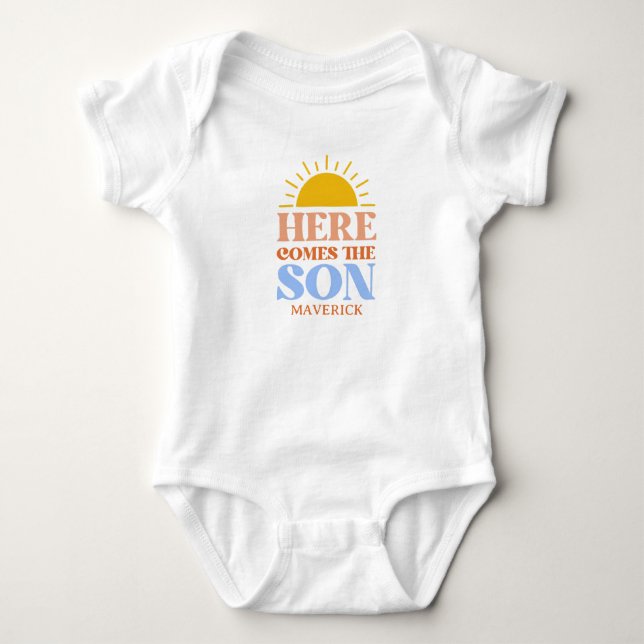 Hier kommt der Sohn Regenbogenjunge  Baby Strampler (Vorderseite)