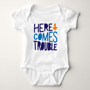 Hier kommt der Trouble Baby Bodysuit Baby Strampler