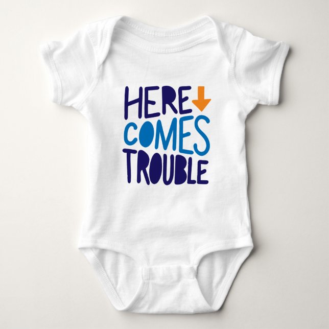Hier kommt der Trouble Baby Bodysuit Strampler (Vorderseite)